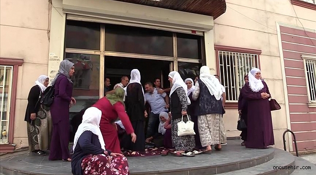 HDP'liler oğlu için oturma eylemi yapan anneye saldırdı