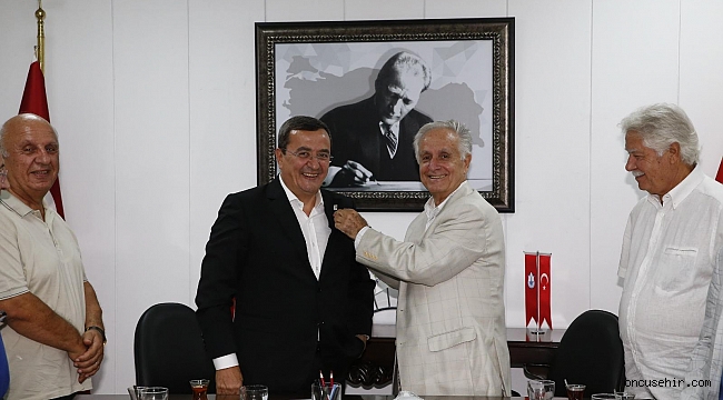 Başkan Batur’a eski futbolcudan rozet