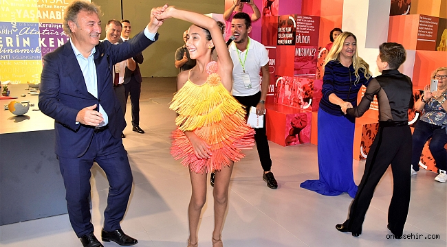 İduğ çifti şampiyon dansçılara eşlik etti