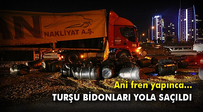 Ani fren yapan tırdaki turşu bidonları yola saçıldı
