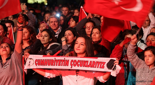 Gaziemir’de Haluk Levent’li Cumhuriyet coşkusu