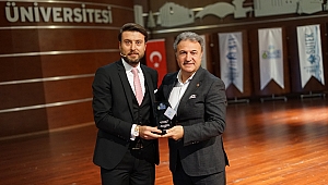 Başkan İduğ'un iki vizyon projesine ödül: Dijital Sınıf ve Altın Bilezik