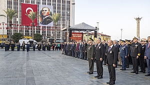 İzmir'de dokuzu beş geçe hayat durdu