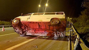 İzmir'de lastiği patlayan minibüs dehşet saçtı!