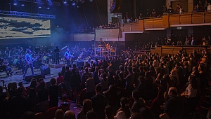 İzmir’de Mor ve Ötesi’nden senfonik performans