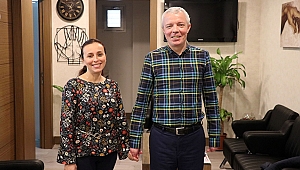 Kelebek hastası eşinin elini ilk kez tuttu