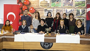 Kemalpaşa Belediye Binası’na kırmızı bayrak
