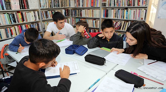 Liseli öğrenciler Bayraklı'da matematik öğretiyor