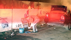 Otomobili yanarken bagajdaki malzemeleri kurtarmaya çalıştı!