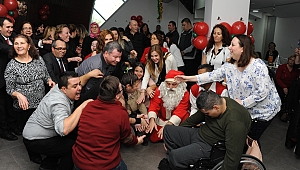 Balçova’da engellerine takılmayan gençler ve aileleri yeni yılı kutladı