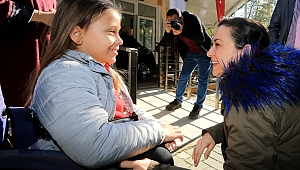 Başkan Sengel tekerlekli sandalye ile Efes Selçuk sokaklarında