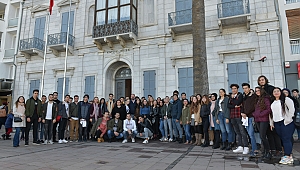 Başkan Utku Gümrükçü gençlerle birlikte müze gezdi