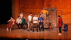 Bayraklı'da tiyatro günleri devam ediyor