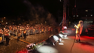 Buca'da yeni yıl coşkusu! Derya Uluğ şarkılarını sevenleri için seslendirdi