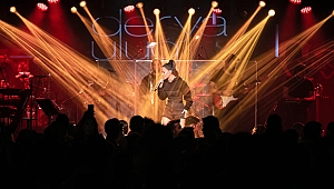 Derya Uluğ sahnede duygusal anlar yaşadı