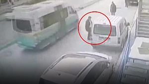 İzmir'de araçtan çanta hırsızlığı güvenlik kamerasına yansıdı