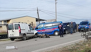 İzmir'de hafif ticari aracın çarptığı motosikletli öldü