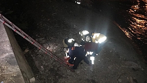 İzmir'de dereye düşen kadını itfaiye ekipleri kurtardı