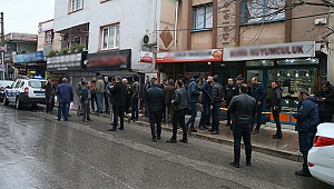 İzmir'de film gibi kuyumcu soygunu! Maskeli soyguncular 2 kişiyi silahla yaraladı