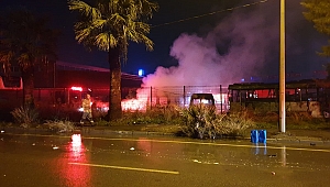 İzmir'de servis bakım alanında yangın! 6 araç kullanılamaz hale geldi
