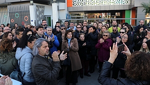 İzmir'de velilerden maaşlarını alamayan özel okulun öğretmenlerine destek