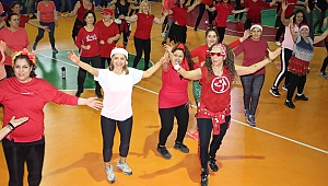 Karşıyakalı kadınlardan yılbaşı zumbası