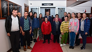 Özel öğrencilerden Başkan Uygur’a hediye