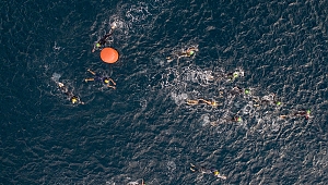 Soğuk havaya aldırmadan madalya için yüzdüler