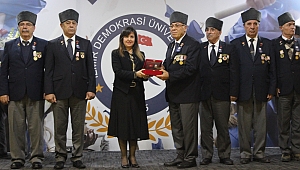 Demokrasi Üniversitesi’nden kahramanlarına ödül töreni