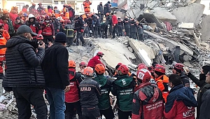 Elazığ'dan sevindirici haber! Enkaz altından sağ çıktılar