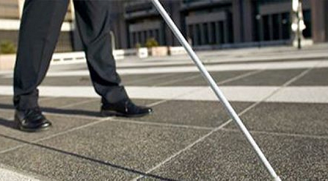 İzmir'de görme engellilere beyaz baston dağıtıldı