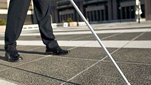 İzmir'de görme engellilere beyaz baston dağıtıldı