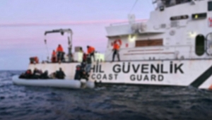 İzmir'de Sahil Güvenlik botu ile göçmenleri taşıyan bot çarpıştı