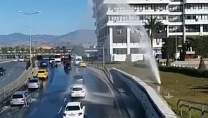 Konak'ta ilginç anlar... Arabalarını yıkamak için yavaşladılar!