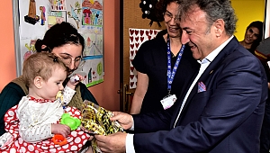 Onkoloji hastası çocukların karne hediyesi Başkan İduğ’dan