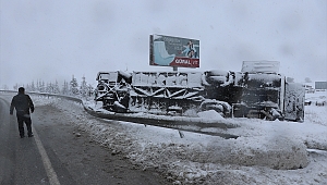Yolcu otobüsü bariyerlere çarparak devrildi! Çok sayıda yaralı var