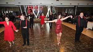 Bayraklı'da 'Sevgililer Günü' kutlandı