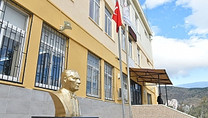 Çiğli Belediyesi'nden Okullara Atatürk büstü