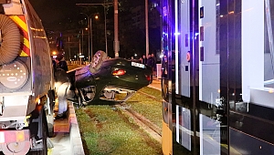 Konak’ta bir araç tramvay yoluna devrildi