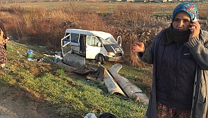 Manisa'da tarım işçilerini taşıyan minibüs ile otomobil çarpıştı: 13 yaralı