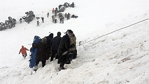 Van'da 2. facia: Kurtarma ekipleri çığ altında kaldı!