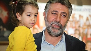 Bayraklı çocuk meclisini kuruyor