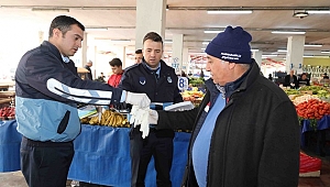 Bayraklı’da zabıta, pazarcılara eldiven ve broşür dağıttı
