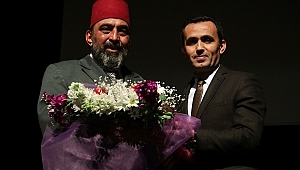 Bergama’dan Milli Şairimiz Mehmet Akif Ersoy’un kabrine çiçek gitti