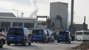 Boşanmak üzere olduğu eşinin boğazına bıçak dayayarak rehin aldı