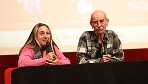 Gaziemirliler tiyatro sahnesinde!