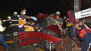 Hurdaya dönen araçtan yaralı çıkartıldılar