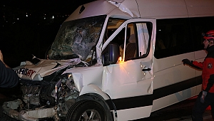 İşçileri taşıyan minibüs kamyona çarptı: 12 yaralı