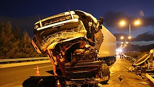 İzmir’de işaret levhasına çarpan tır hurdaya döndü
