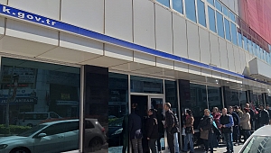 İzmir SGK önünde tedbirsiz kuyruk!